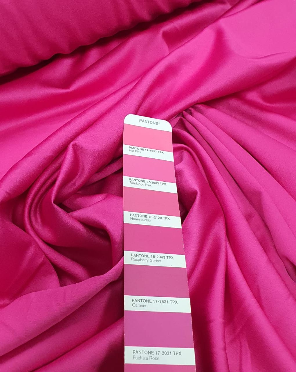 Crepe Amanda Liso Barbie Pink - Largura 1,50 m x Comprimento 2,65 m