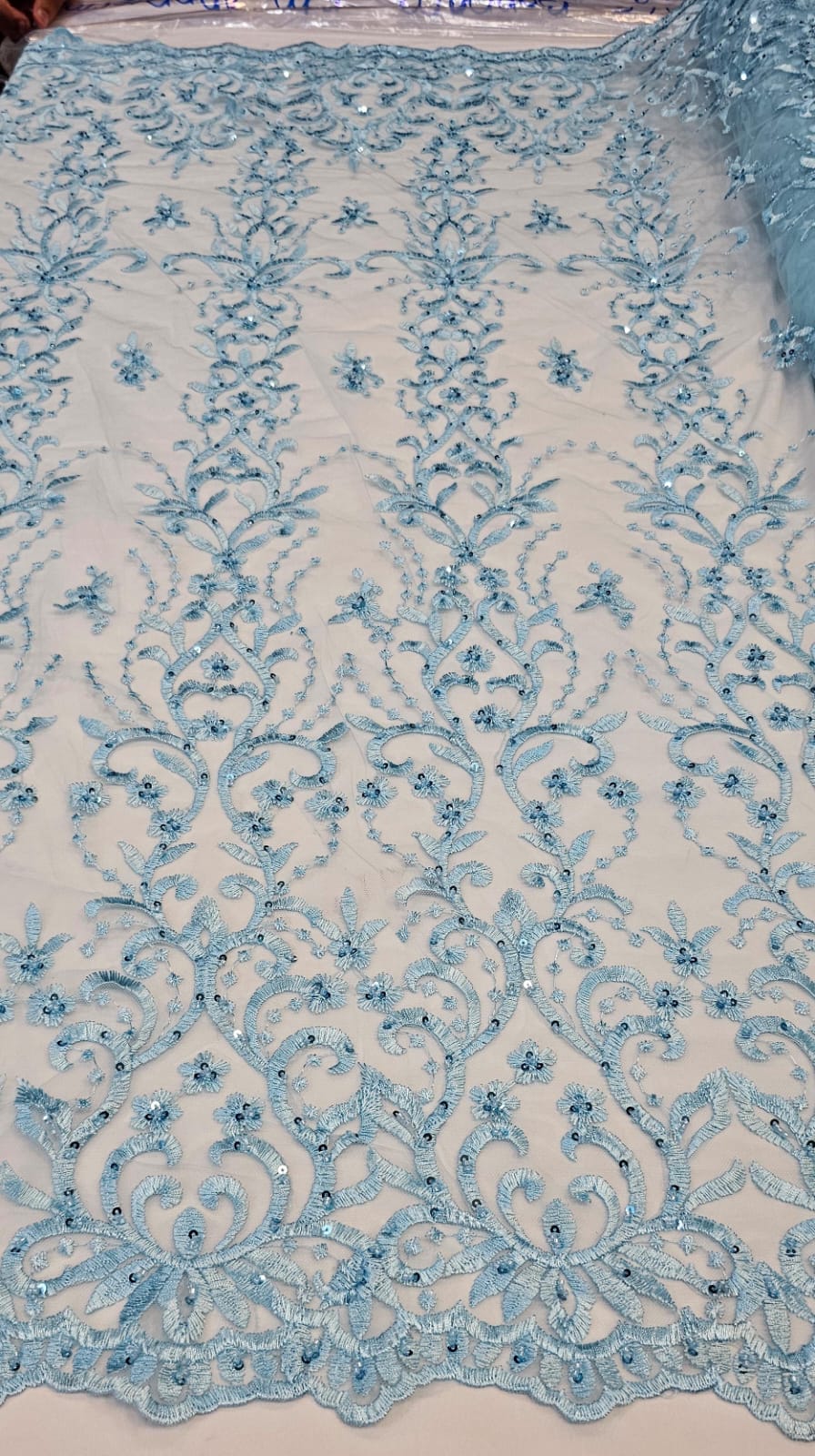 Tule Bordado com Pedrarias em Arabescos Azul Bebê 917D -Largura 1,35 m x Comprimento 2,50 m 