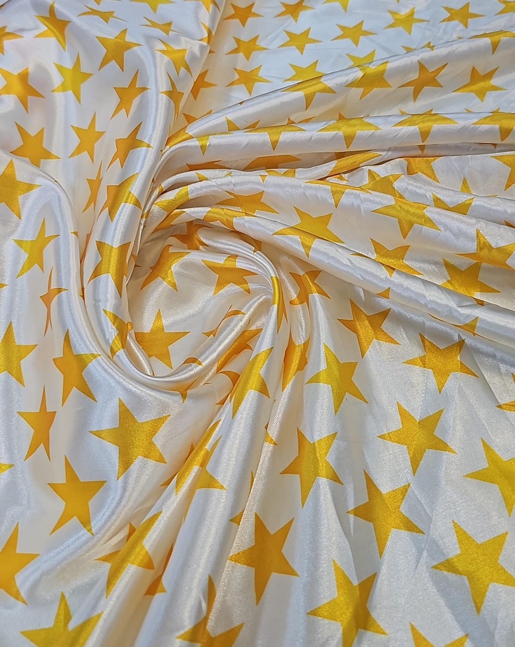 Cetim Estampado Fundo Branco Estrelas Amarelas - Largura 1,47 m x Comprimento 2 m 