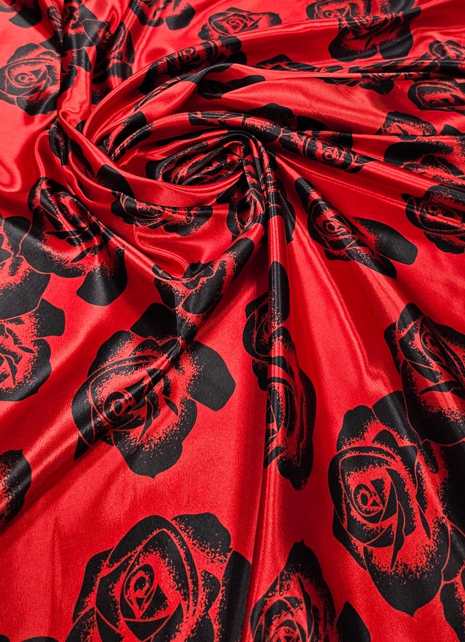 Cetim Estampado Fundo Vermelho Rosas Pretas AMASSADO- Largura 1,47 m x Comprimento 1,80 M 