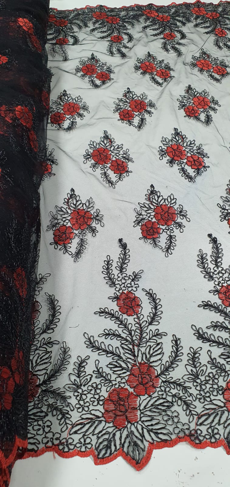 Tule Bordado com Fio Metálico Bicolor Vermelho e Preto 149A - Largura 1,30 m x Comprimento 1 m 
