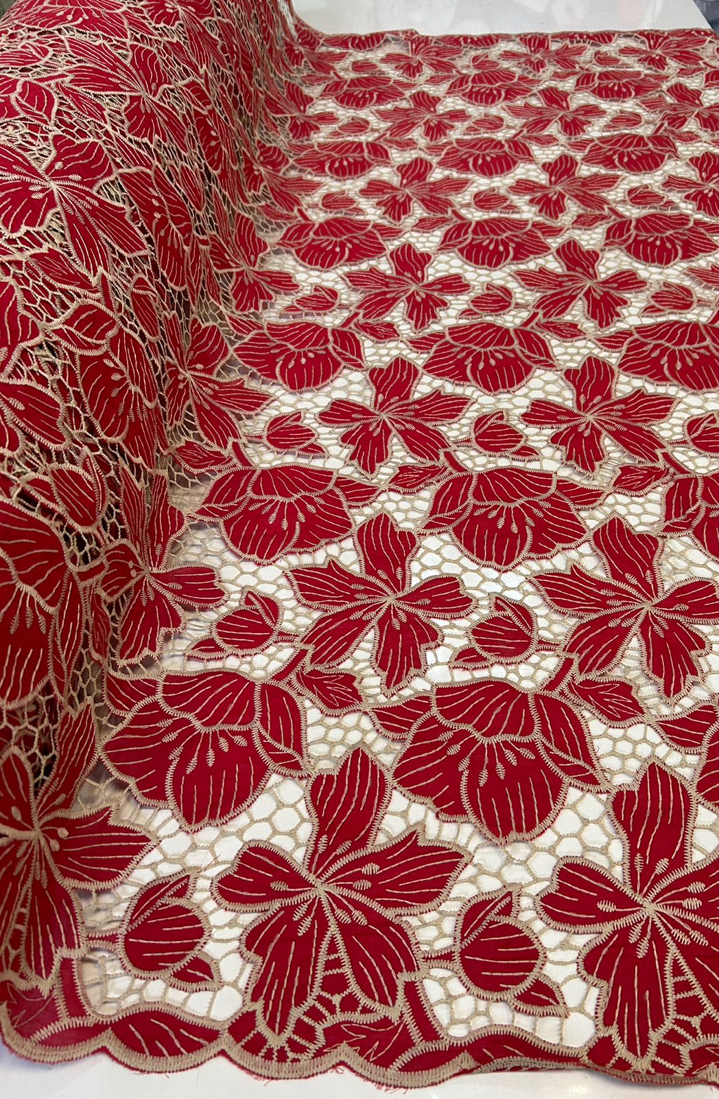 Layse Richelieu Bicolor Vermelho com Kaki   - Largura 1,35 m x Comprimento 1 m 