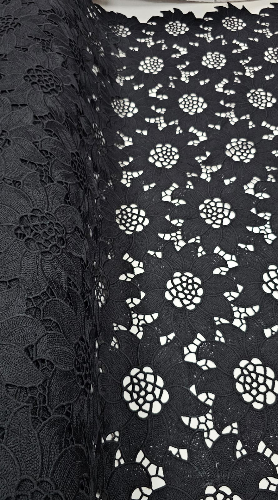 Renda Guipir Girassol Dull Opaca Preto COM SUJEIRA - Largura 1,30 m x Comprimento 1 m
