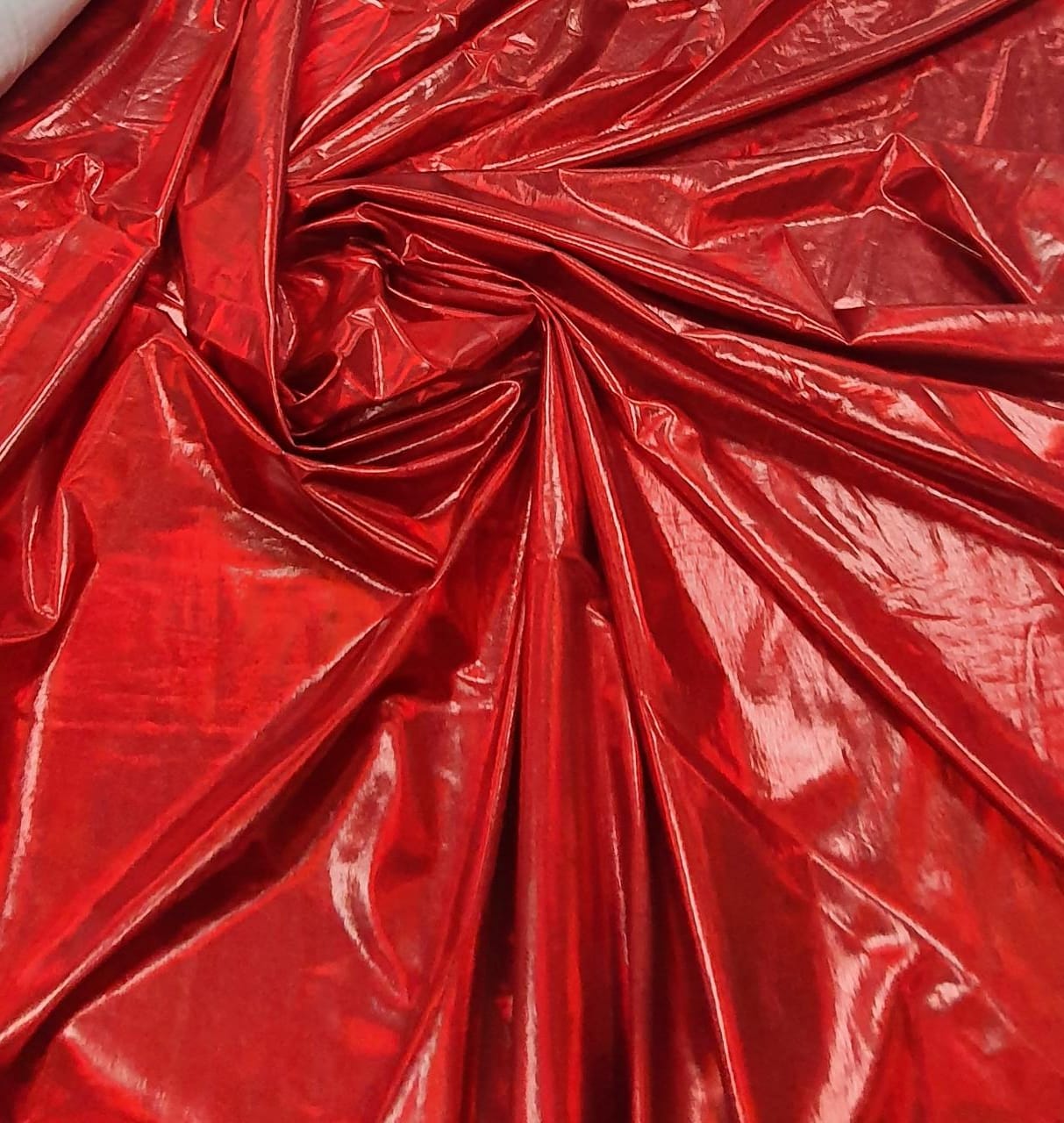 Vinil Holográfico Vermelho com Elastano COM DEFEITO - Largura 1,47 m x Comprimento 2,50 m 