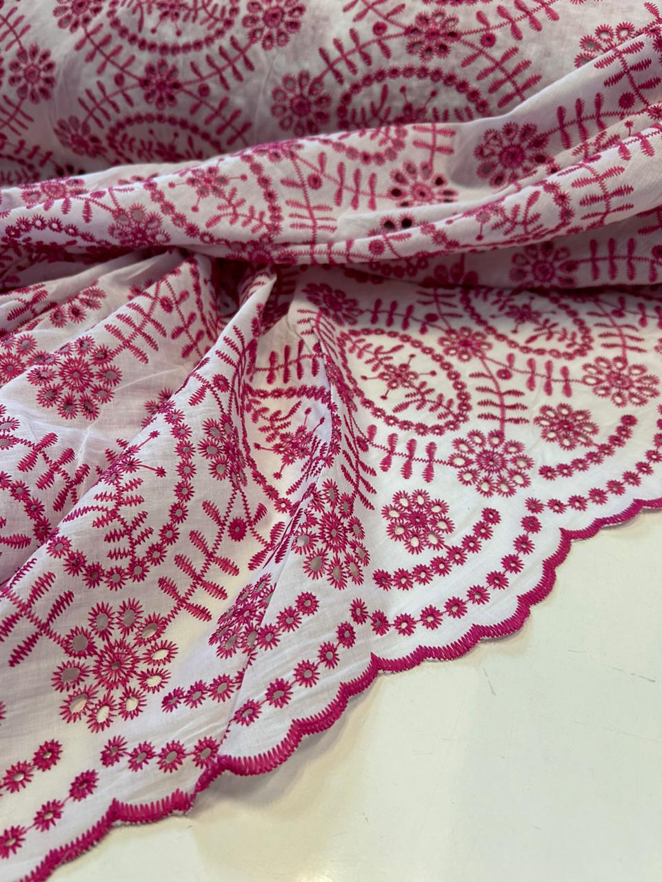 Layse Bordada Bicolor Fundo Branco com Bordado Pink Modelo I30 - Largura 1,30 m x Comprimento 2,50 m 