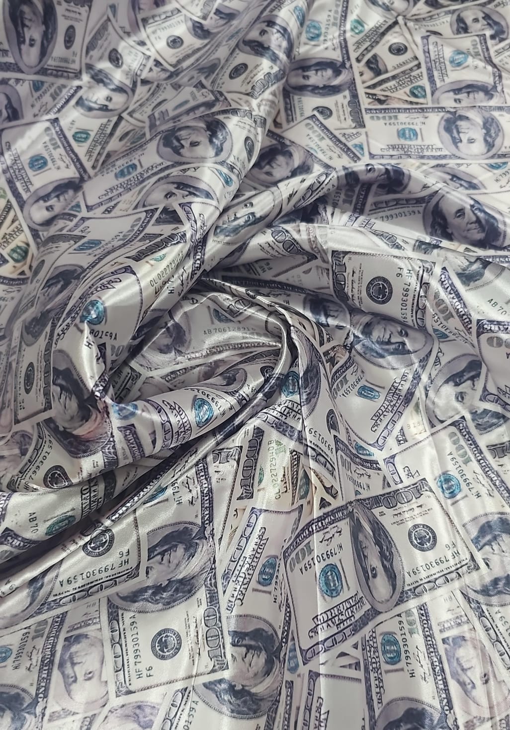 Cetim Estampado Digital Dólar  COM DEFEITO - Largura 1,47 m x Comprimento 1 m 