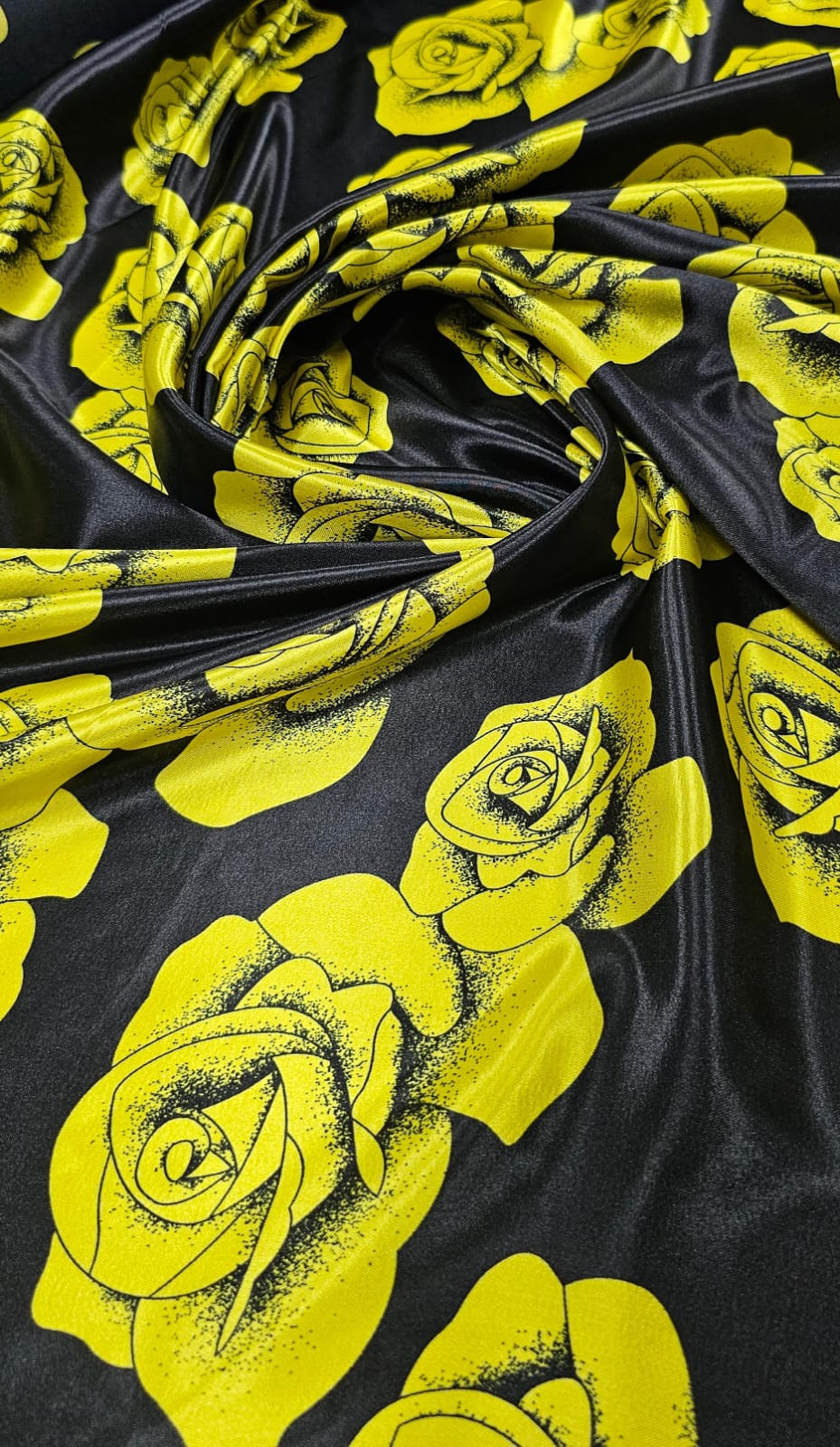 Cetim Estampado Fundo Preto Flores Amarelas - Largura 1,47 m x Comprimento 3,70 m