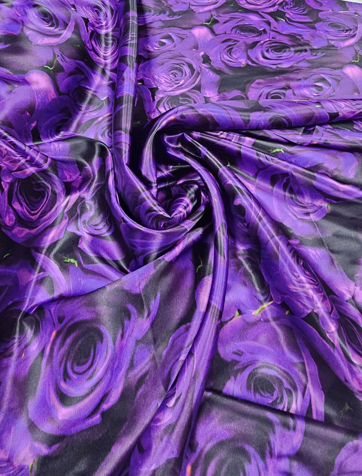 Cetim Estampado Digital Rosas Roxas COM CORTE TORTO  - Largura 1,47 m x Comprimento 3 m 