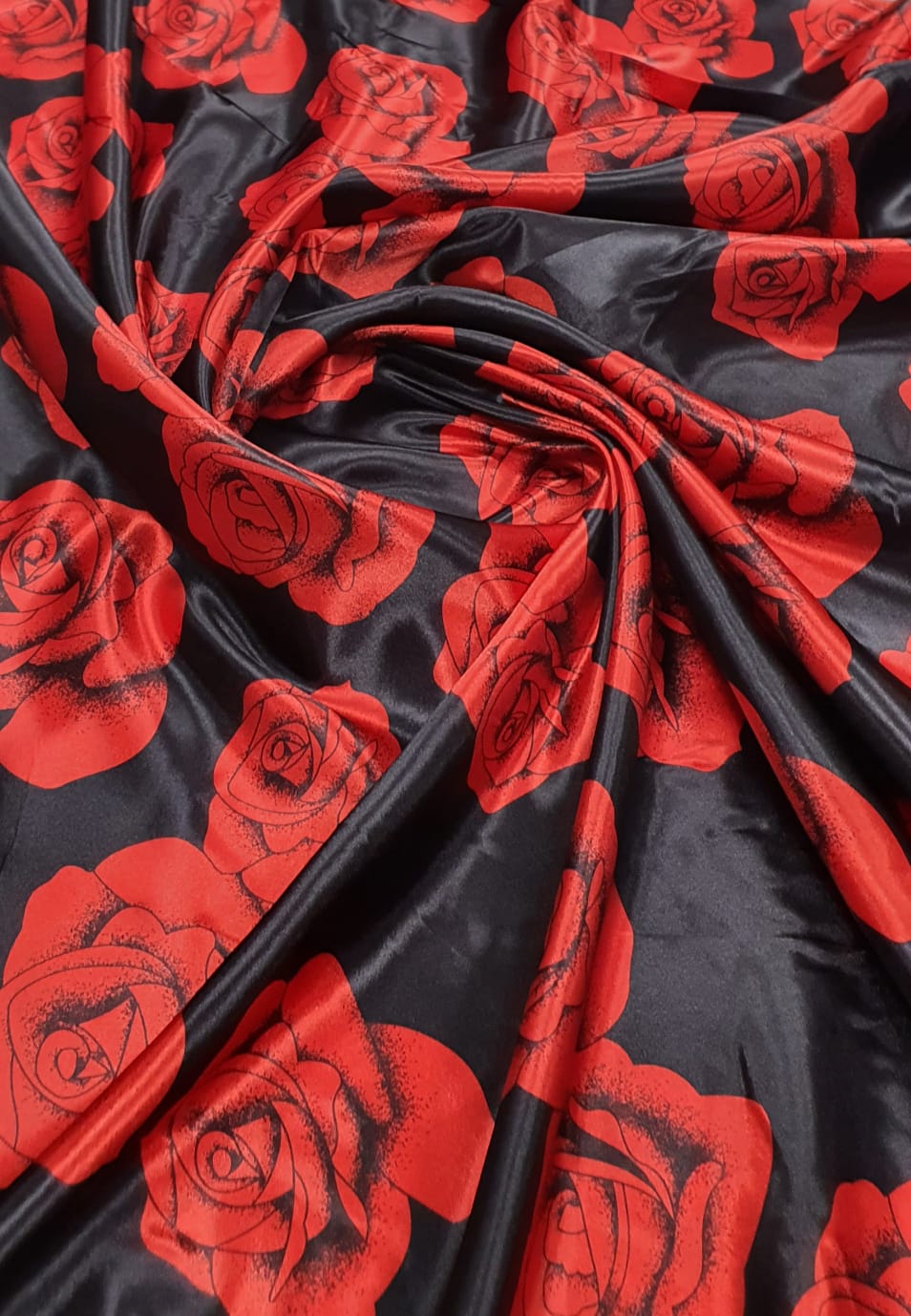 Cetim Estampado Fundo Preto Rosas Vermelhas COM RASGO NA BORDA - Largura 1,47 m x Comprimento 1 m 