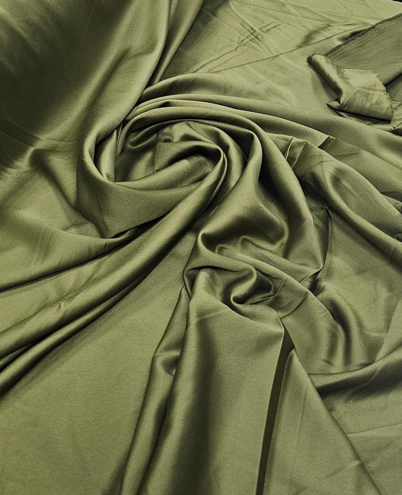 Crepe Amanda Liso Verde Oliva - Largura 1,50 m x Comprimento 1,70 m 