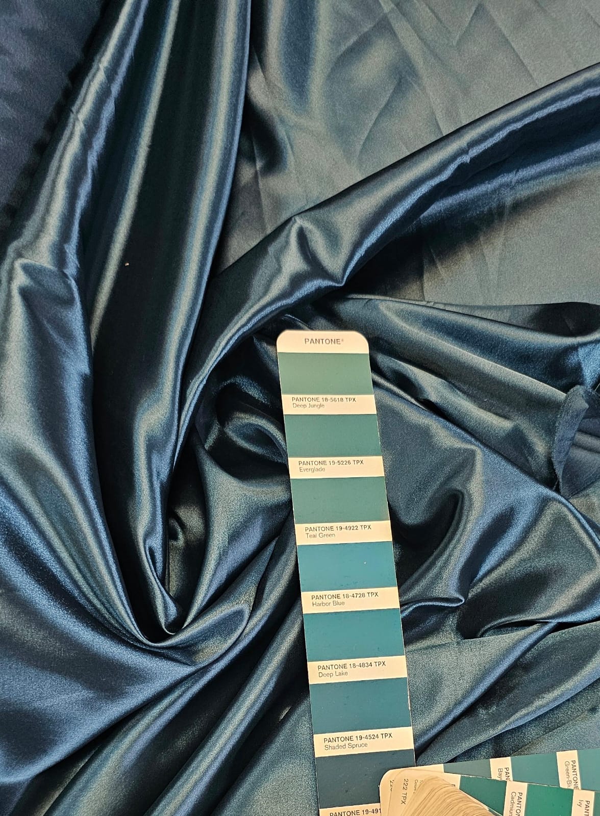 Cetim Charmeusse c/ Lycra Liso Verde Petróleo - Largura 1,47 m x Comprimento 2 m 