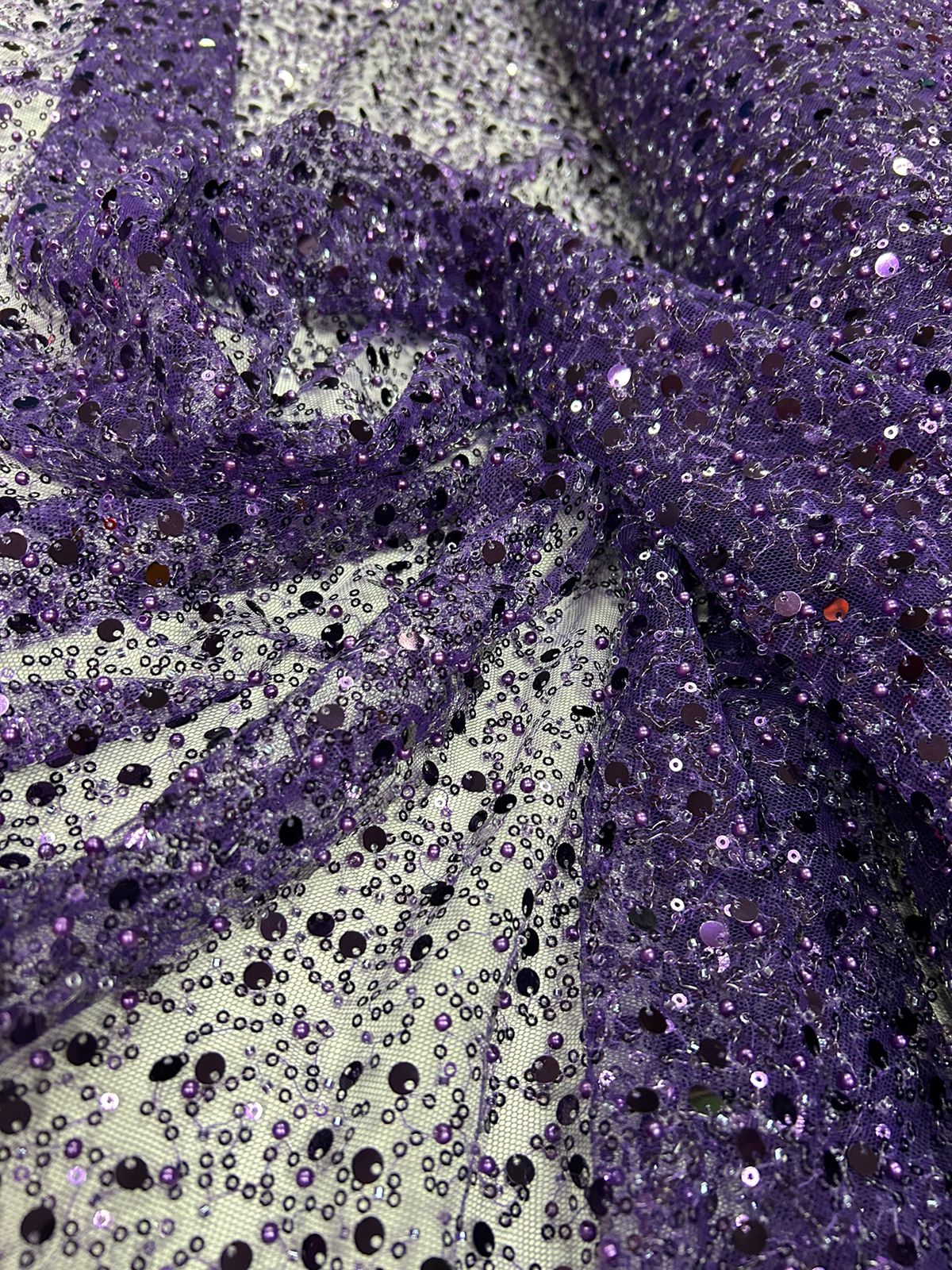 Tule Bordado com Paetês e Pedrarias Roxo Uva - Largura 1,30 m x Comprimento 2 m 
