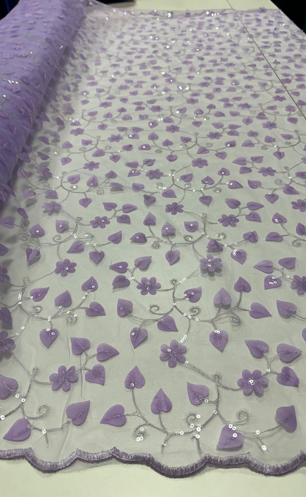 Tule Bordado 3D Floral Lilás com Paetês Transparentes - Largura 1,30 m x Comprimento 0,75 cm
