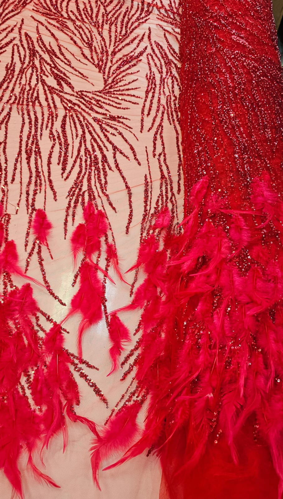 Tule Bordado Premium Com Pedrarias e Plumas Vermelho - Largura 1,40 m x Comprimento 0,87 cm