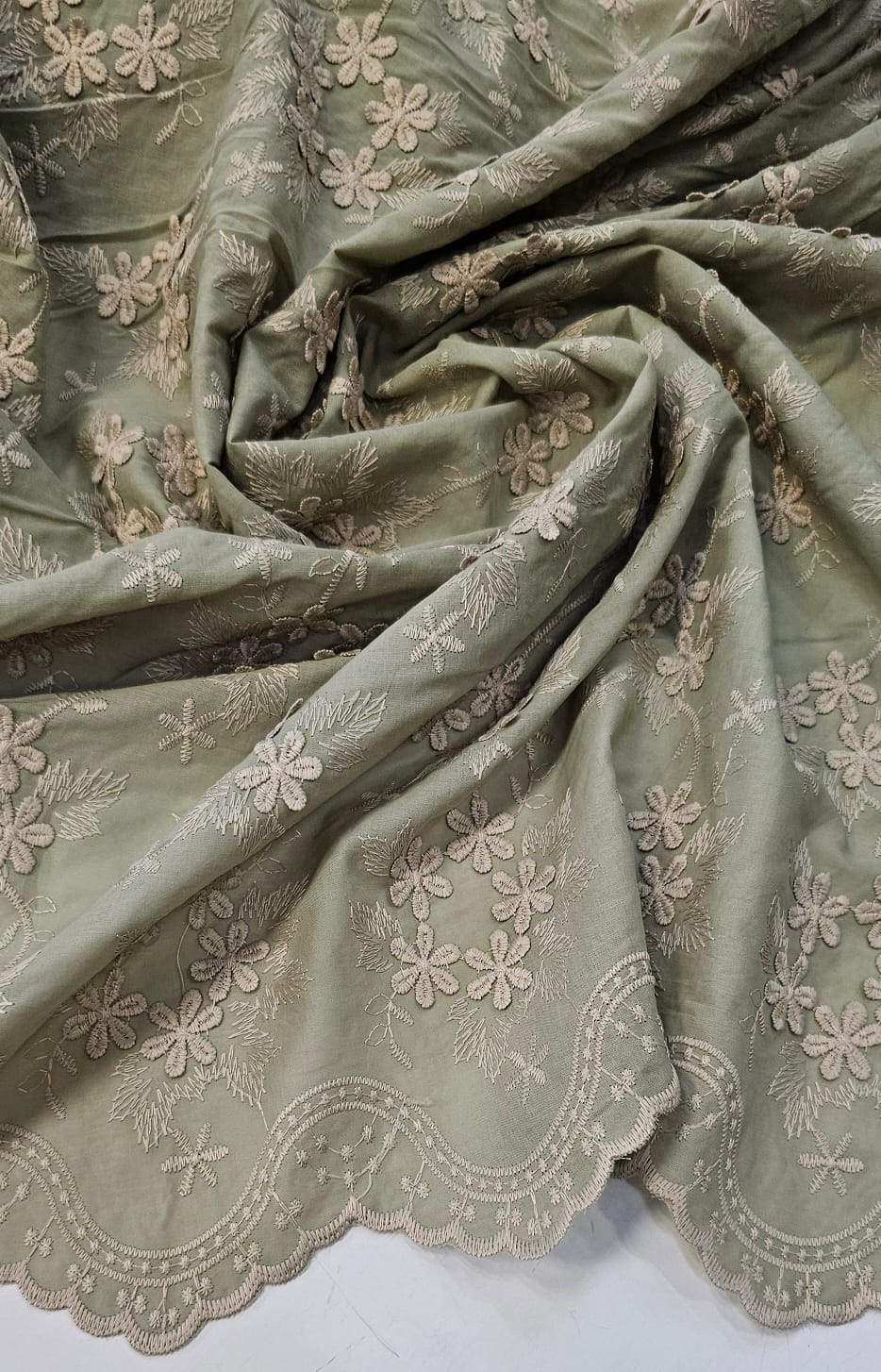 Layse Bordada Barrada Premium 3D Bicolor Floral Verde Oliva - Largura 1,40 m x Comprimento 1,50 m 