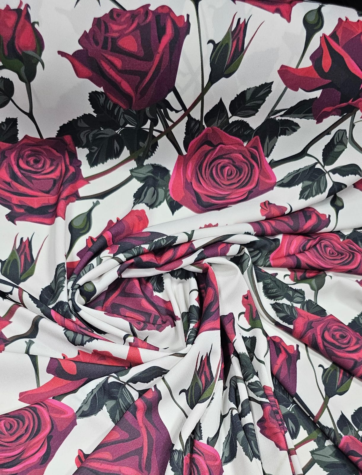 Alfaiataria Estampada Sarjada com Elastano Fundo Branco com Rosas - Largura 1,47 m x Comprimento 1,40 m 