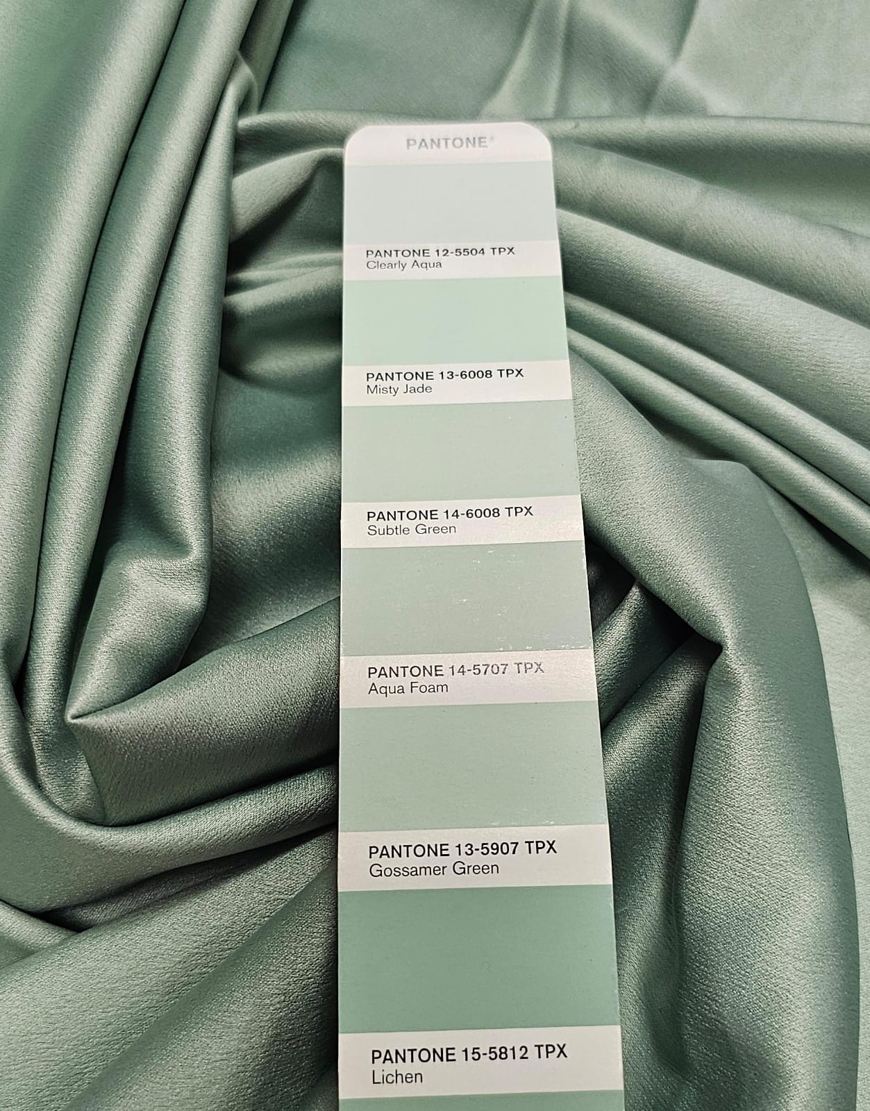 Crepe Amanda Liso Verde Menta Escuro COM SUJEIRA  - Largura 1,50 m x Comprimento 1,70 m 