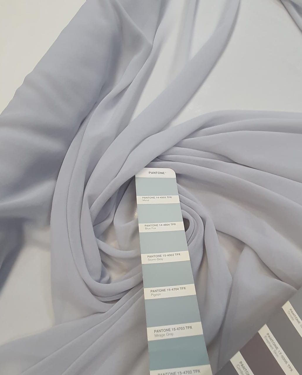 Mousseline Lisa Toque de Seda Cinza Claro - Largura 1,47 m x Comprimento 1,45 m 
