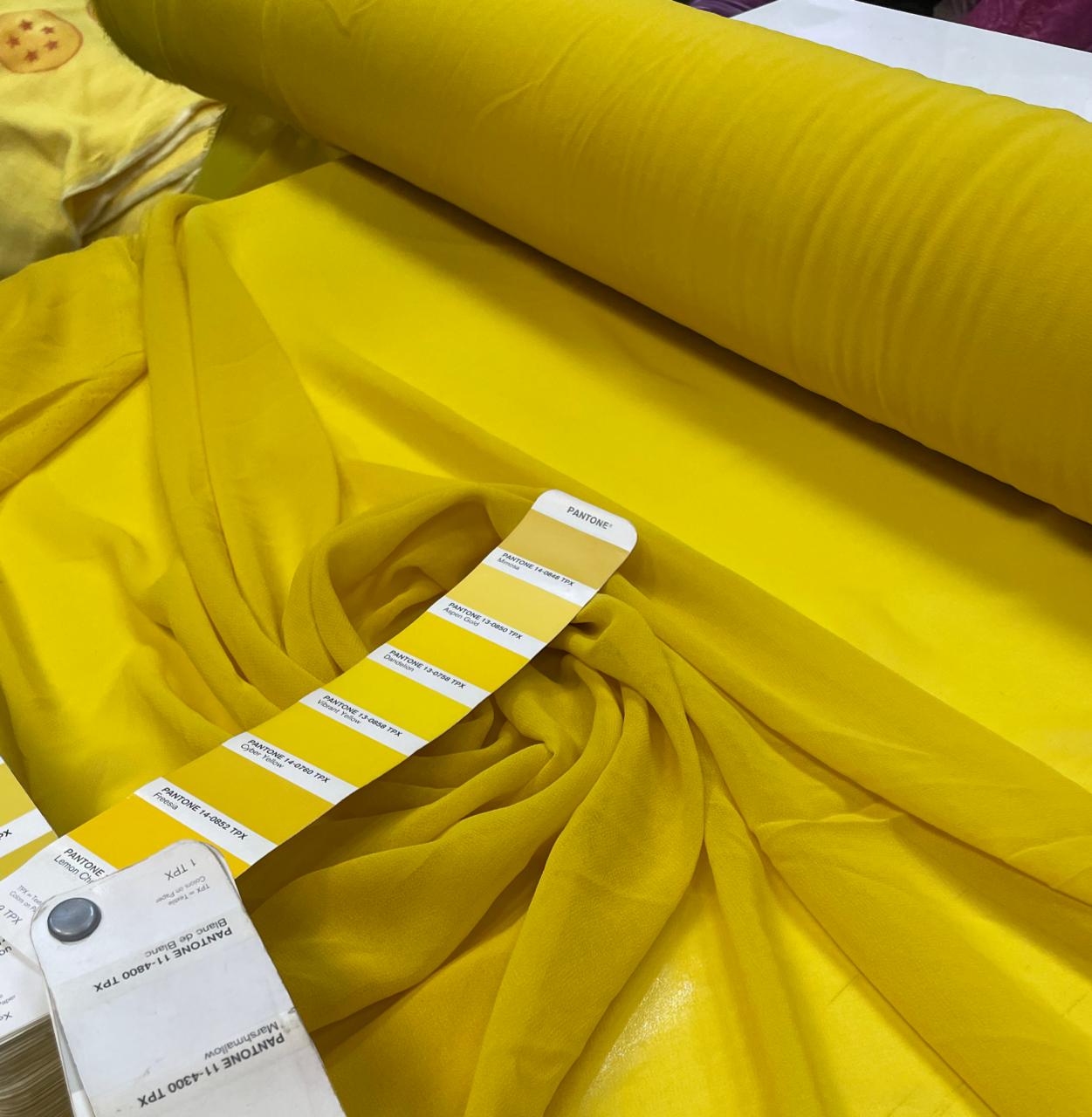 Mousseline Lisa Toque de Seda Amarelo Ouro  COM UMA MANCHINHA- Largura 1,47 m x Comprimento 1,35 m 