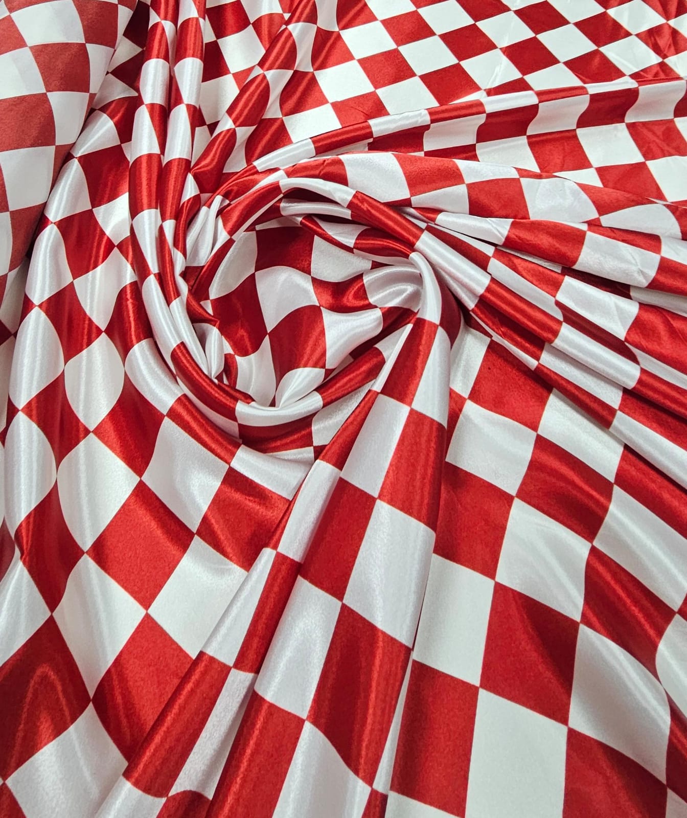 Cetim Losangos Vermelho e Branco COM SUJEIRA E DEFEITO - Largura 1,47 m x Comprimento 1 m 