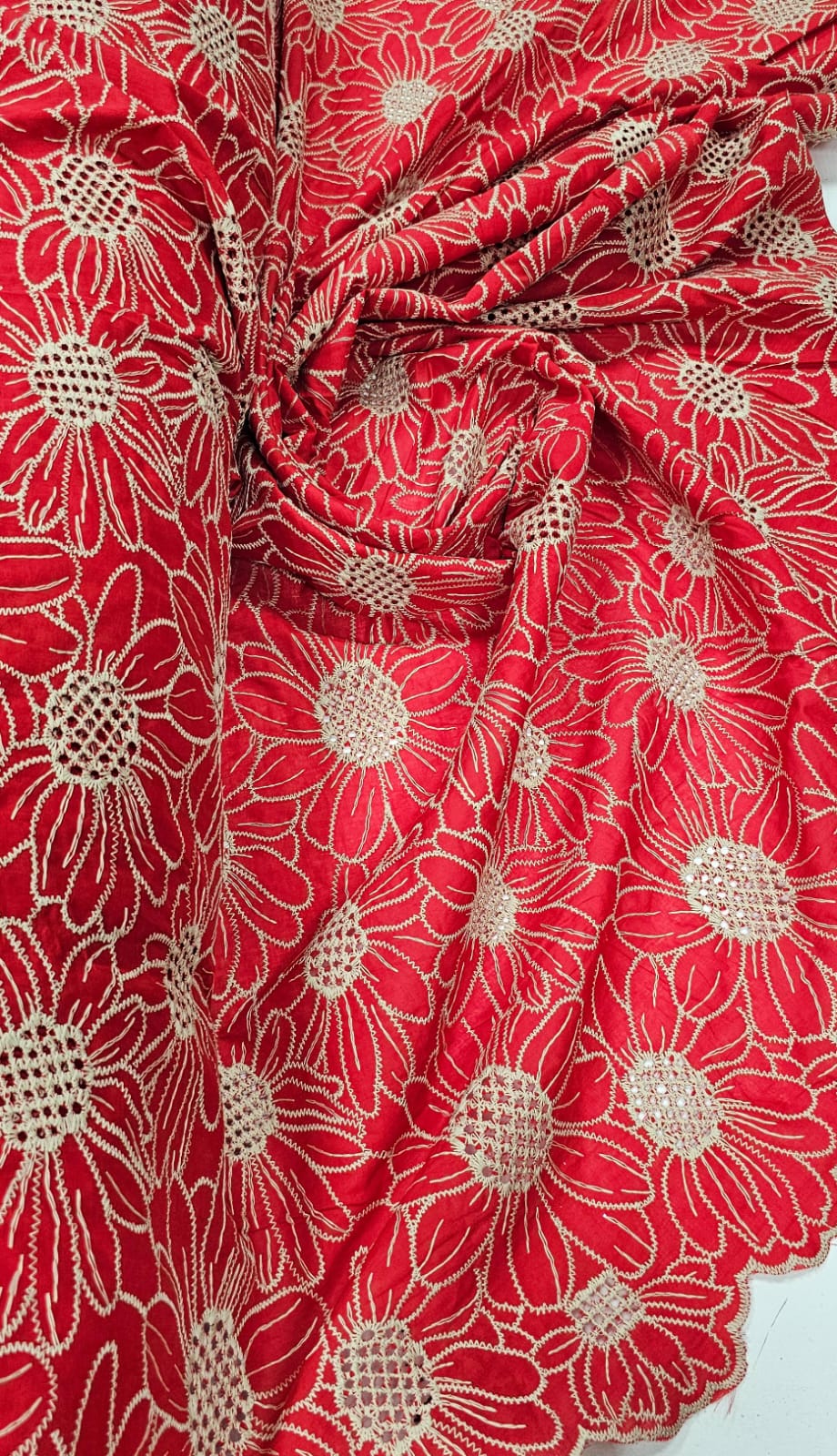 Layse Bordada Bicolor Margaridas Fundo Vermelho com Bordado Kaki - Largura 1,30 m x Comprimento 2,70 m 