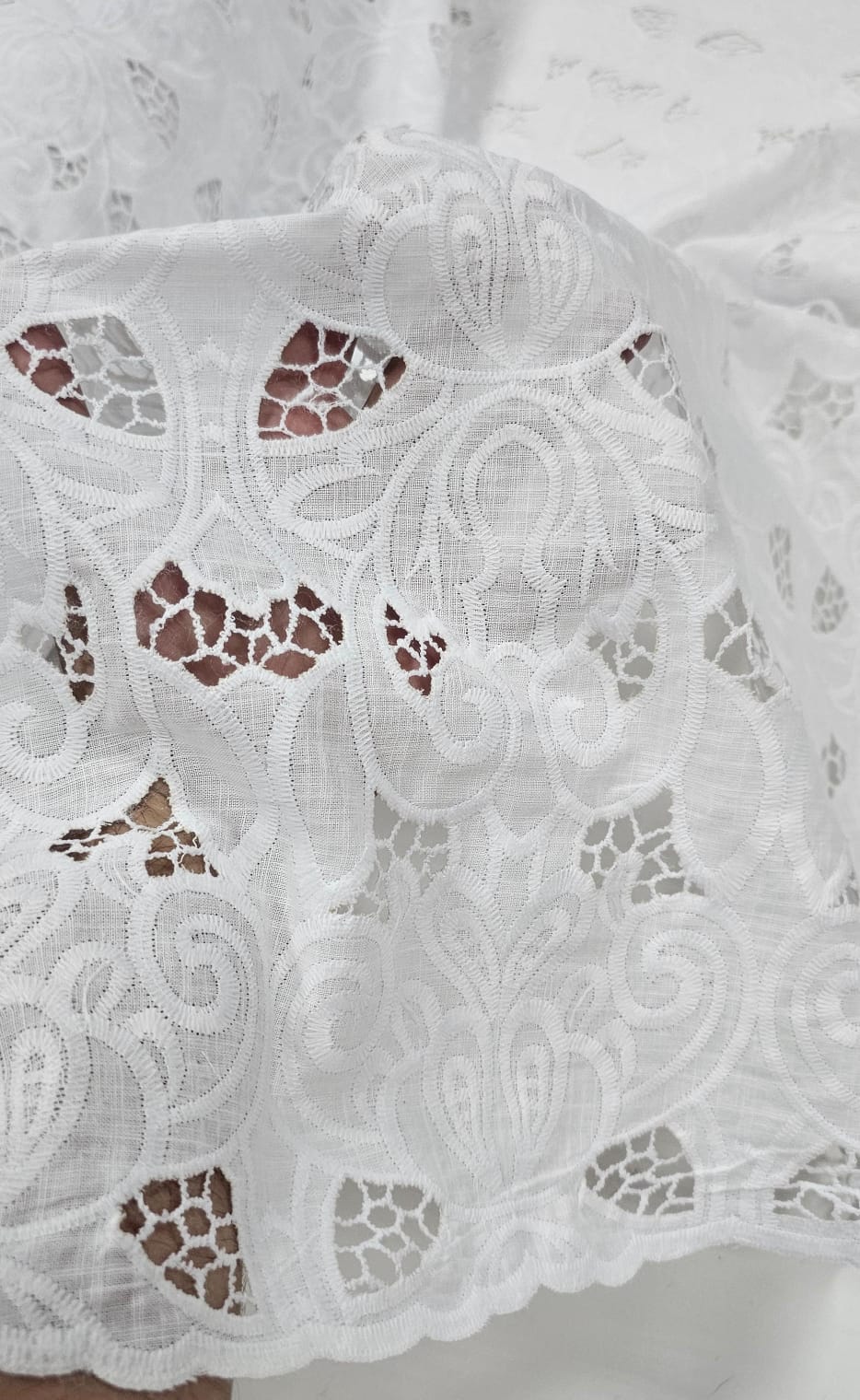 Layse Richelieu Bordada Branco  Modelo N09  - Largura 1,25 m x Comprimento 1,25 m 