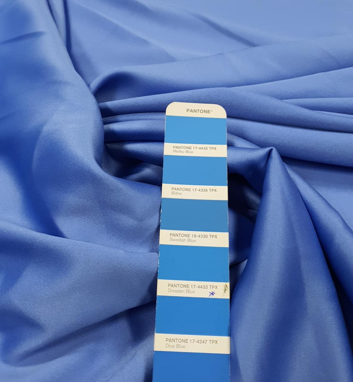 Gabardine Prada Azul Celeste COM DEFEITO NA COSTURA - Largura 1,47 m x Comprimento 1,50 m 