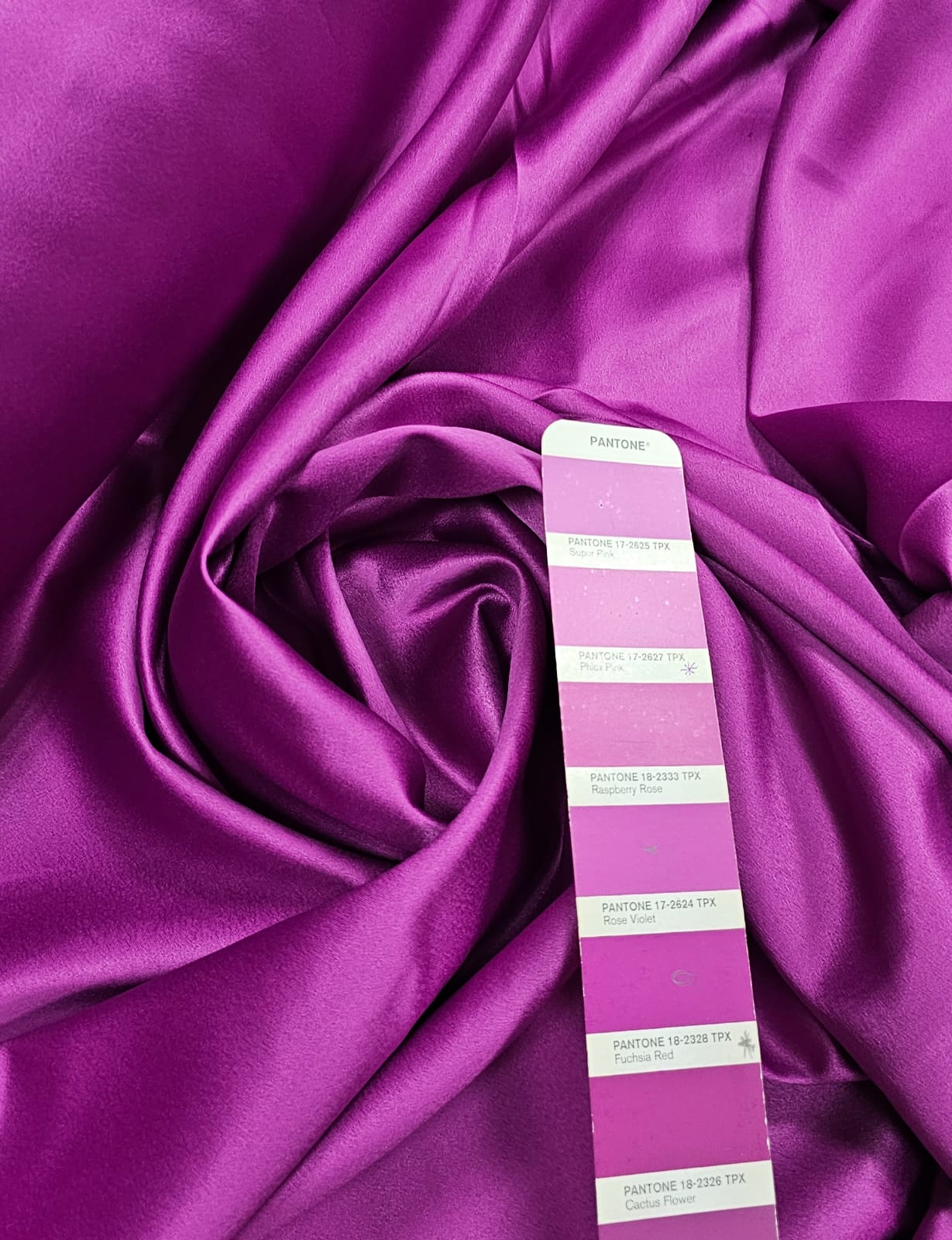 Crepe Amanda Liso Rosa Fucsia Raspberry COM SUJEIRA - Largura 1,50 m x Comprimento 1 m 
