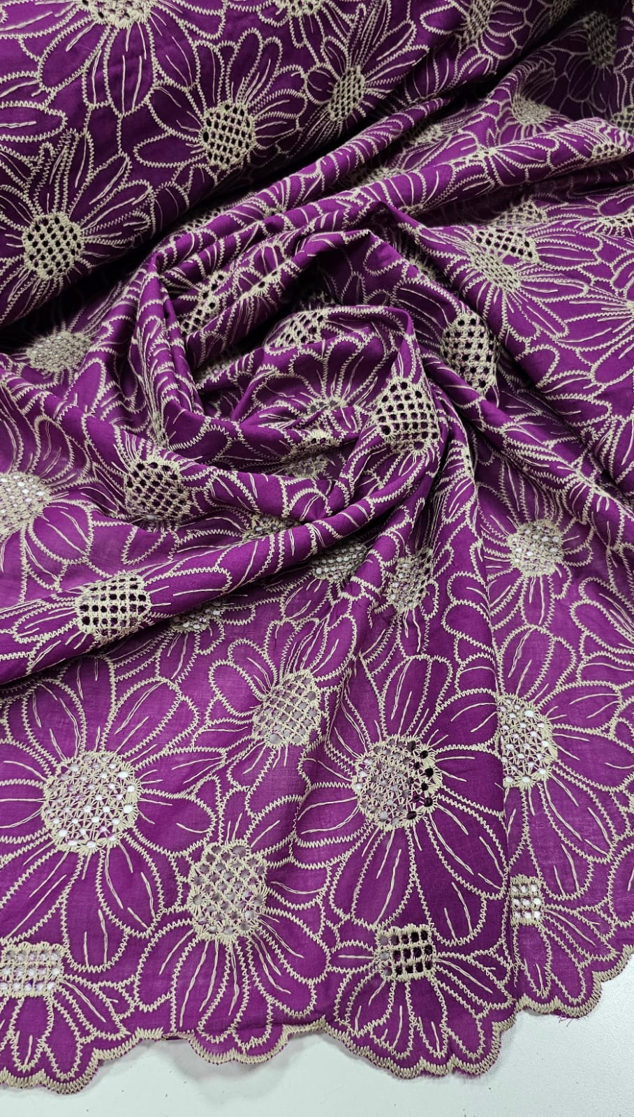 Layse Bordada Bicolor Margaridas Fundo Fucsia com Bordado Kaki - Largura 1,30 m x Comprimento 2 m