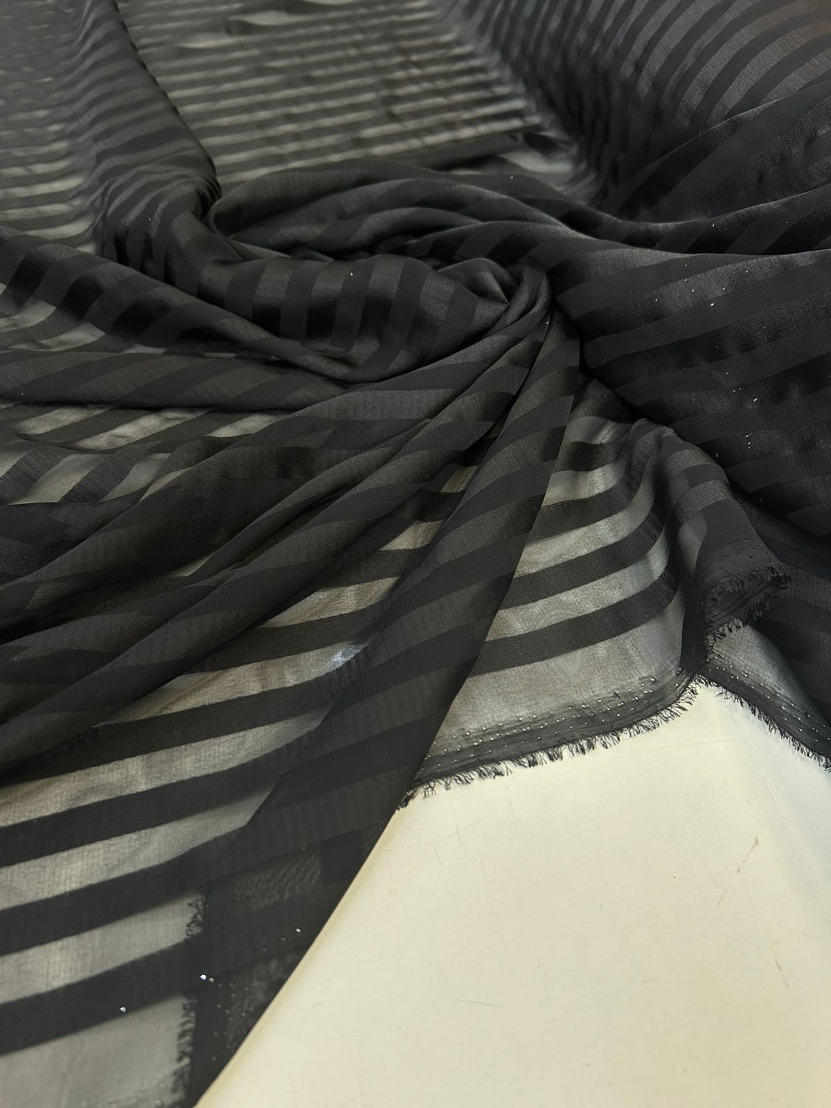 Mousseline Filetado Preto - Largura 1,47 m x Comprimento 2,80 m 