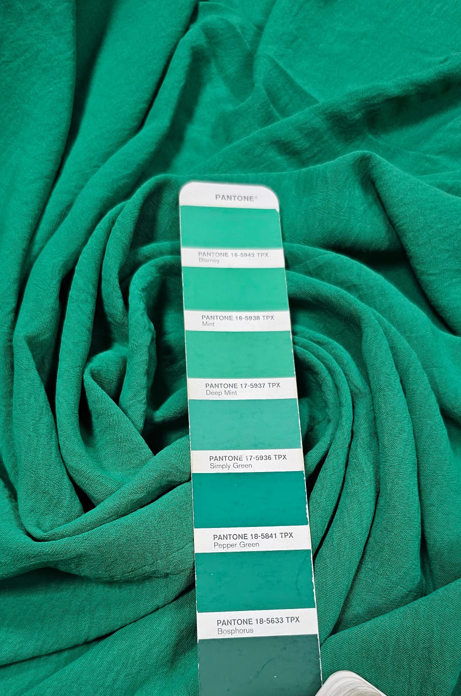 Crepe Air Flow Duna Liso Verde Bandeira Claro COM AMASSADO E SUJEIRA - largura  1,50 m x Comprimento 1,90 m 