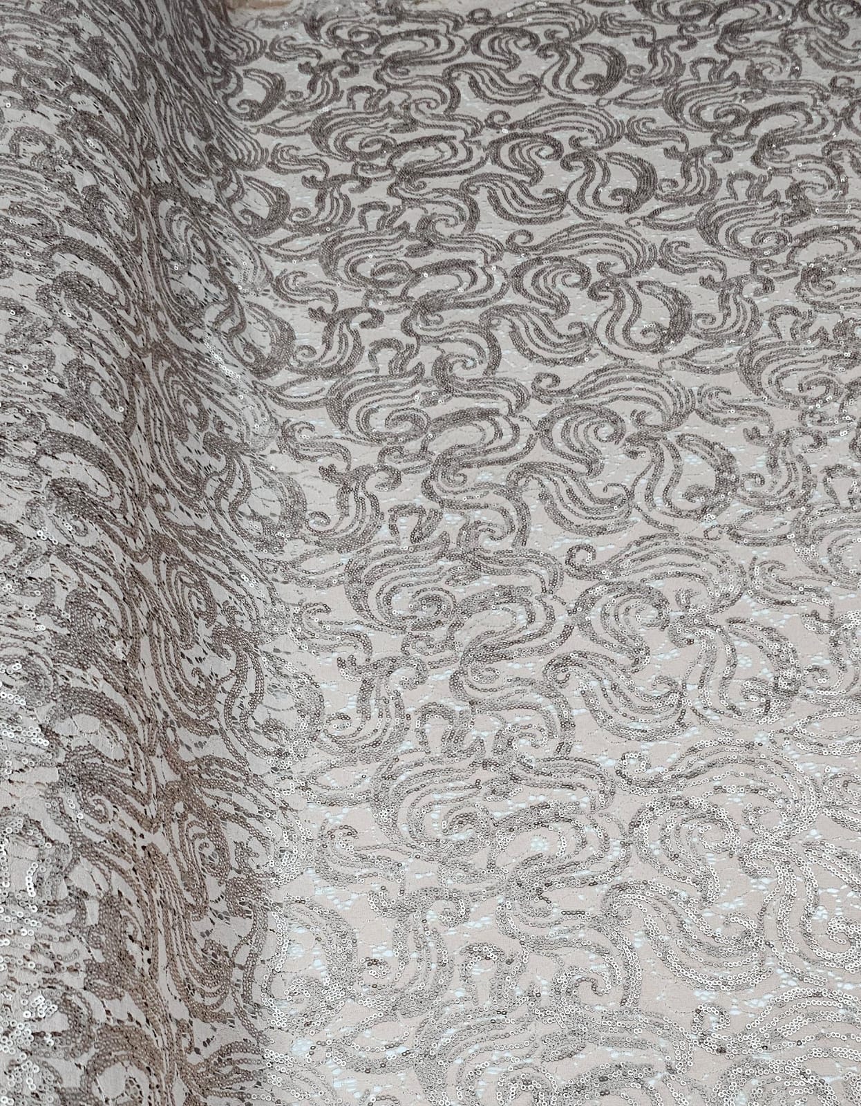 Renda Nude Bordada com Paetês em Arabescos Dourado - Largura 1,50 m x Comprimento 4 m 