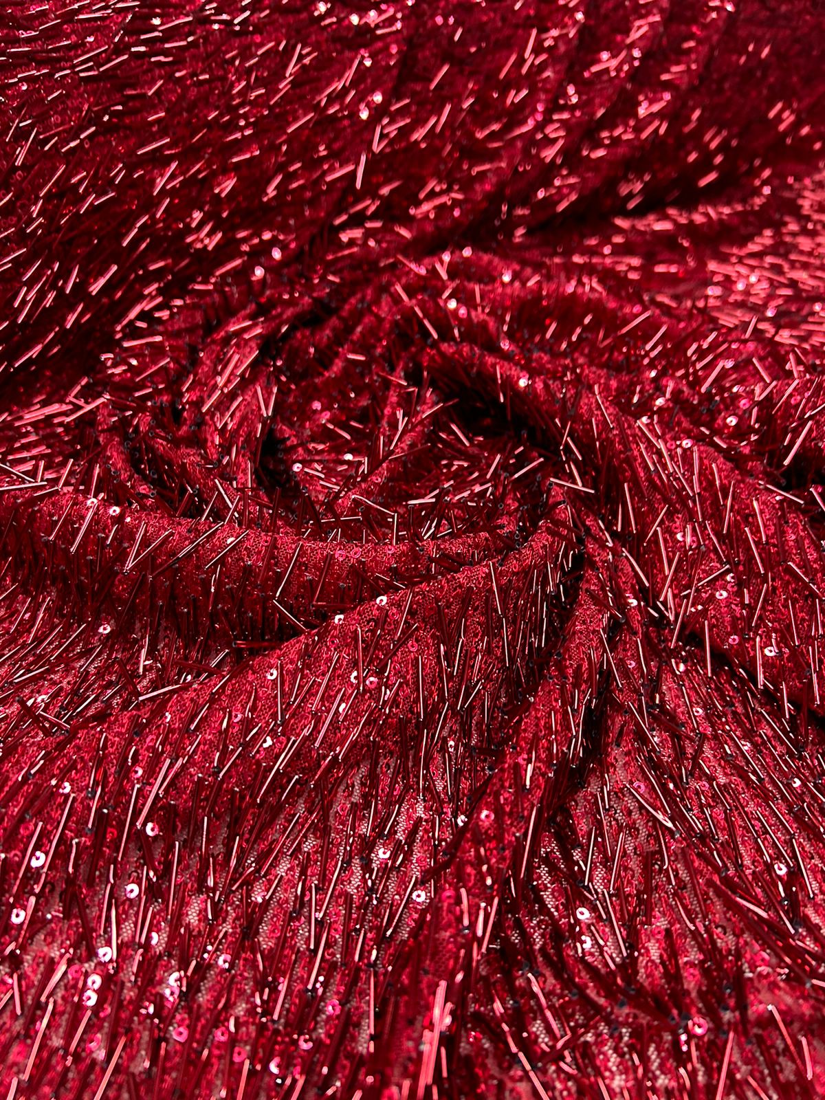 Tule Bordado com Paetês e Canutilhos Saab Vermelho Cereja - Largura 1,30 m x Comprimento 1 m 
