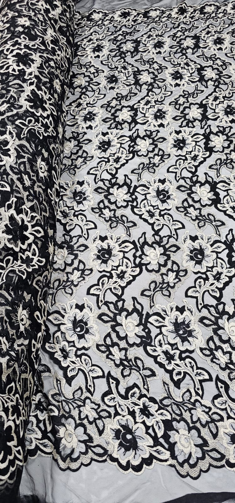 Renda Bordada Cayene Preto com Fio Metálico Dourado - Largura 1,35 m x Comprimento 0,55 cm