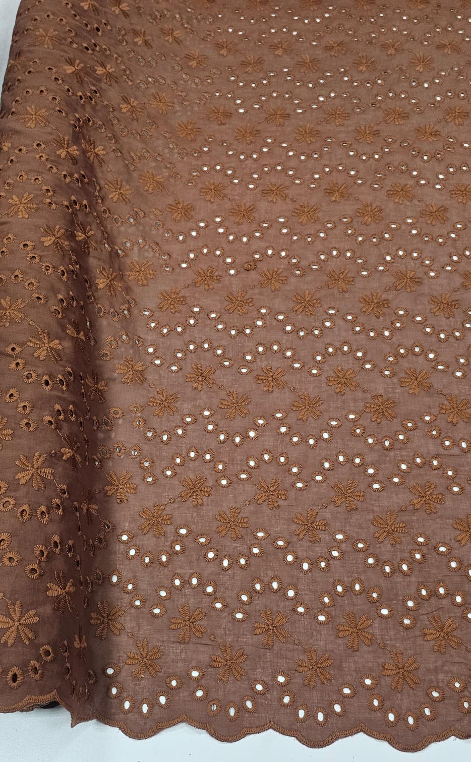 Layse Bordada Marrom Modelo I82   - Largura 1,35 m x Comprimento 3 m 