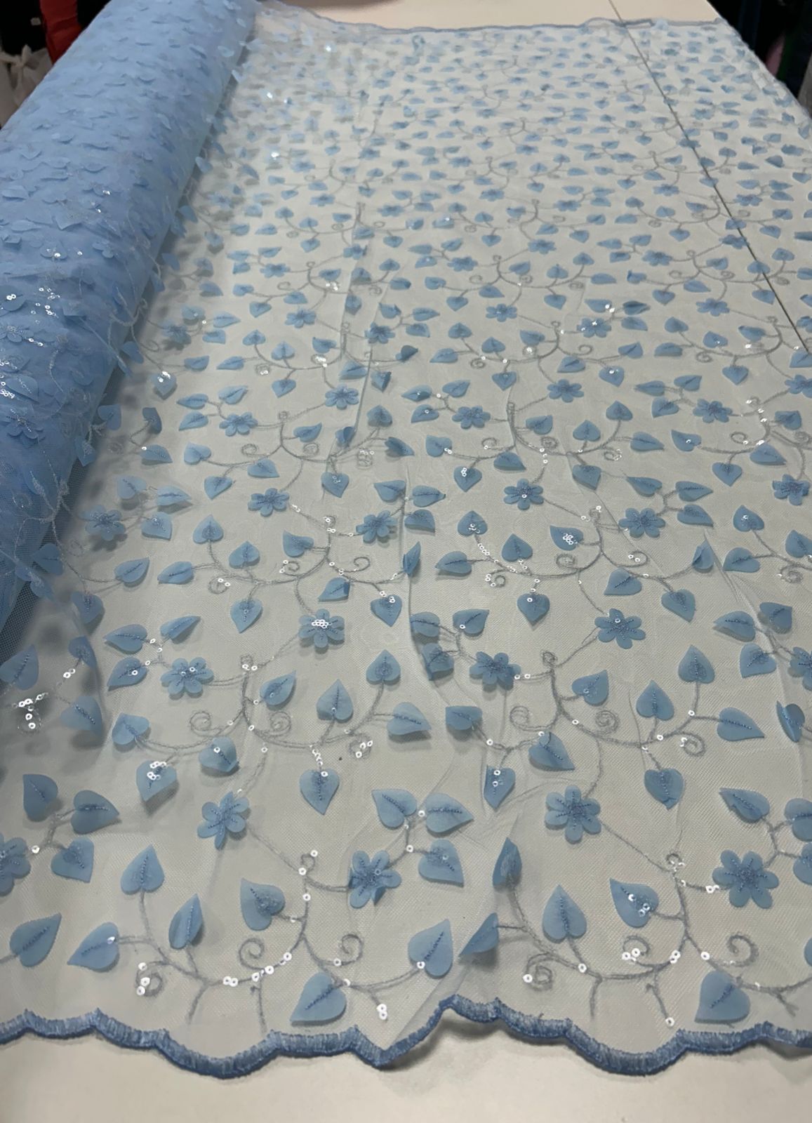 Tule Bordado 3D Floral Azul com Paetês Transparentes - Largura 1,30 m x Comprimento 2,50 m 