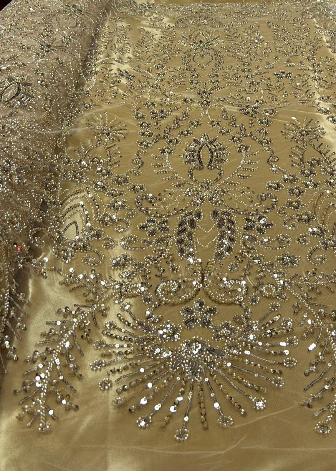Tule Bordado com Pedrarias Dourado 4079 - Largura 1,30 x Comprimento 1,40 m 