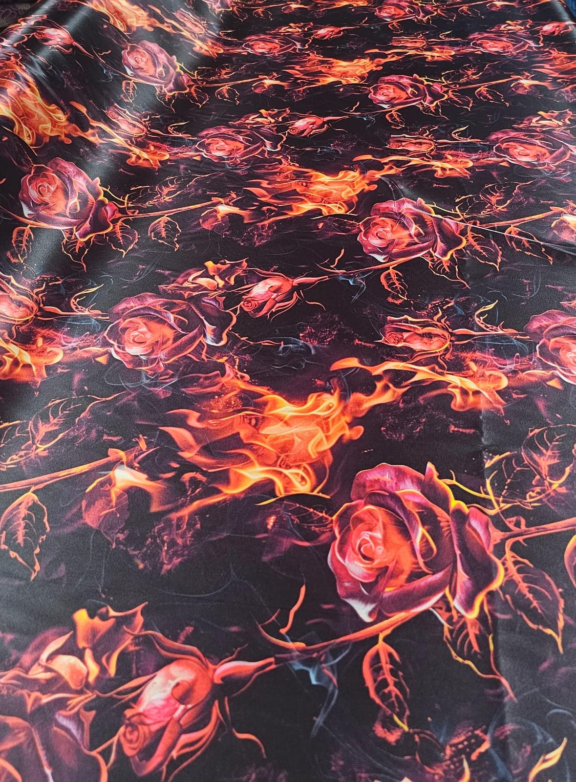 Cetim Estampado Digital Rosas de Fogo COM DEFEITO NA COSTURA - Comprimento 2 m x Largura 1,47 m 