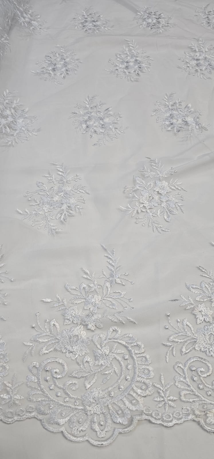 Tule Bordado com Bico Branco Modelo 39DC1 - Comprimento 5 m x Largura 1,30 m 