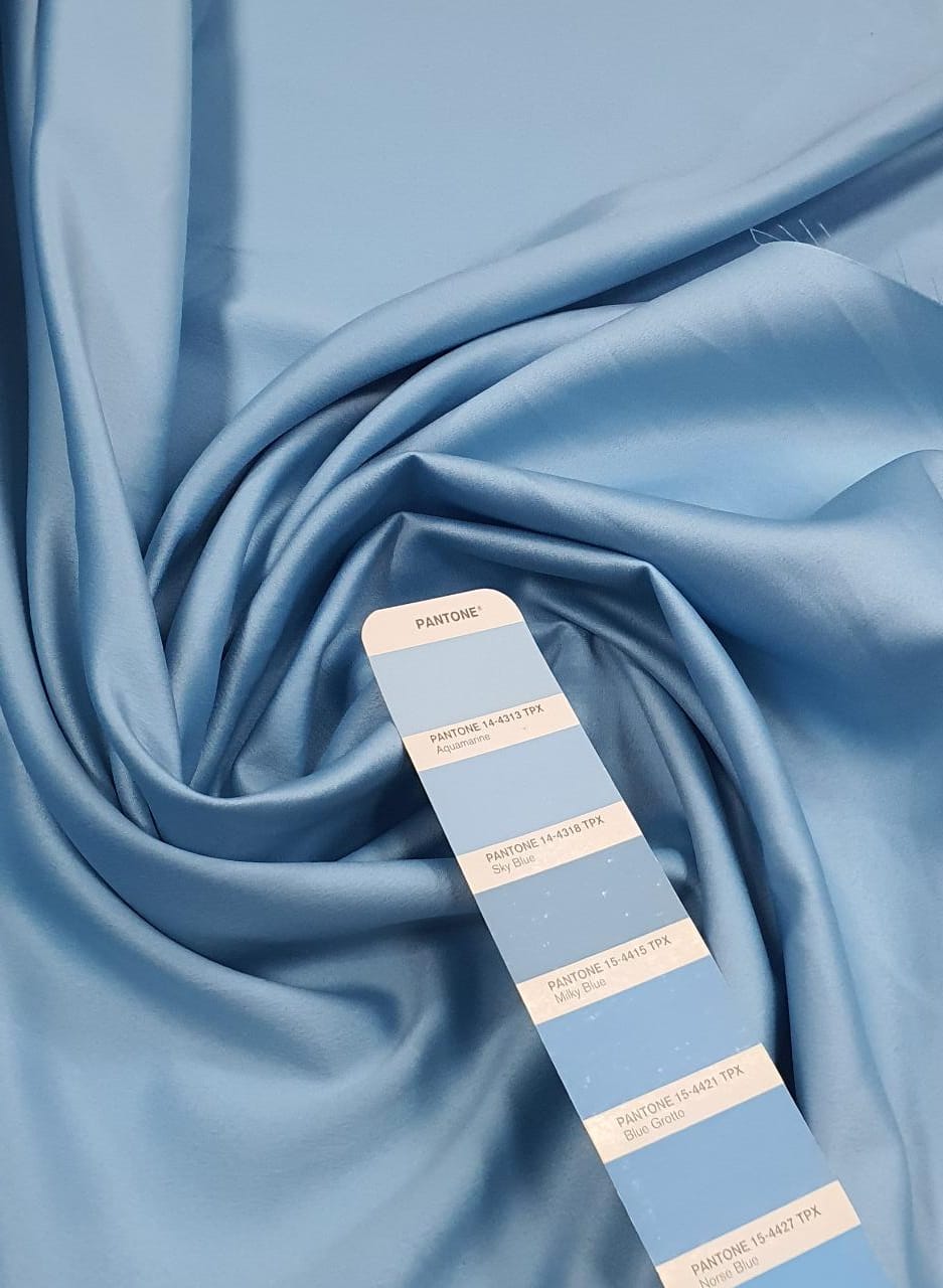 Crepe Amanda Liso Azul Claro  COM SUJEIRA- Comprimento 4,40 m x Largura 1,50 m  