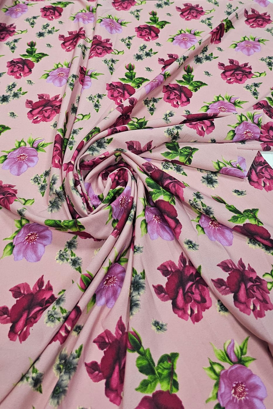 Crepe Haya Estampado ST25 ROSAS MARSALA  FUNDO GOIABA COM SUJEIRA - Comprimento 1 m x Largura 1,50 m  