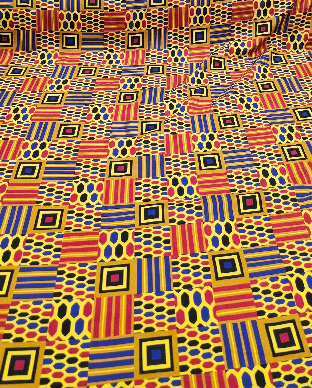 Crepe Verona Com Elastano Estampado Africano Desenho 04  Fundo Amarelo  e Azul Royal - Comprimento 5 m  x Largura 1,50 m 