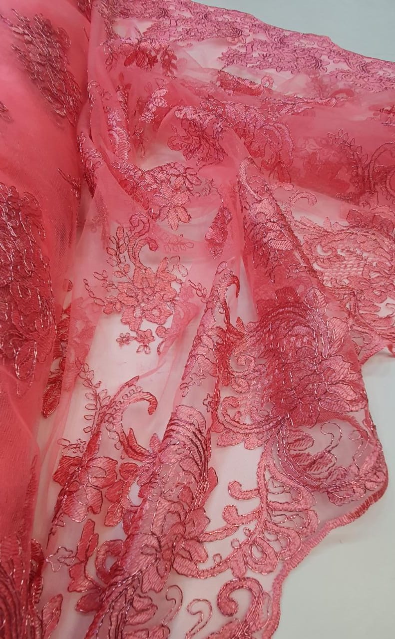 Tule Bordado Europa com Fio Metálico Rosa Chiclete Modelo 34 - Comprimento 0,50 cm x Largura 1,30 m 
