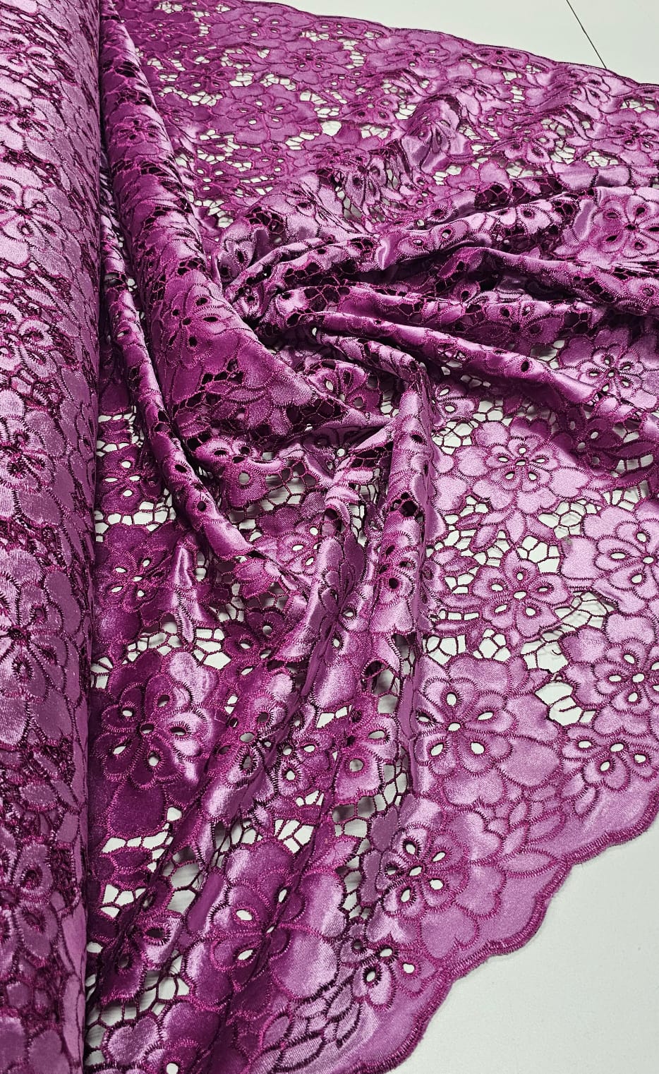 Renda Guipir Aveludada Fucsia Modelo 03 - Comprimento 0,95 cm x Largura 1,40 m 