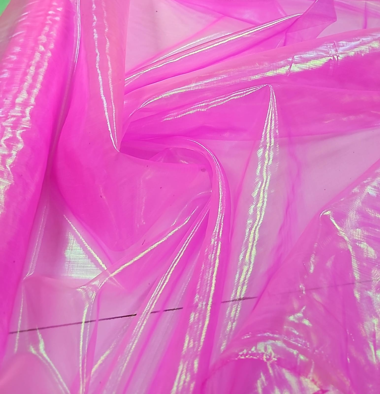 Organza Holográfica Pink Neon COM DEFEITO NA BARRA - Comprimento 2,60 m x Largura 1,50 m 