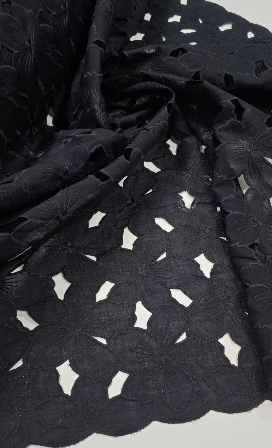 Layse Richelieu Preto  Flores I18    - Comprimento 1 m x Largura 1,30 m 