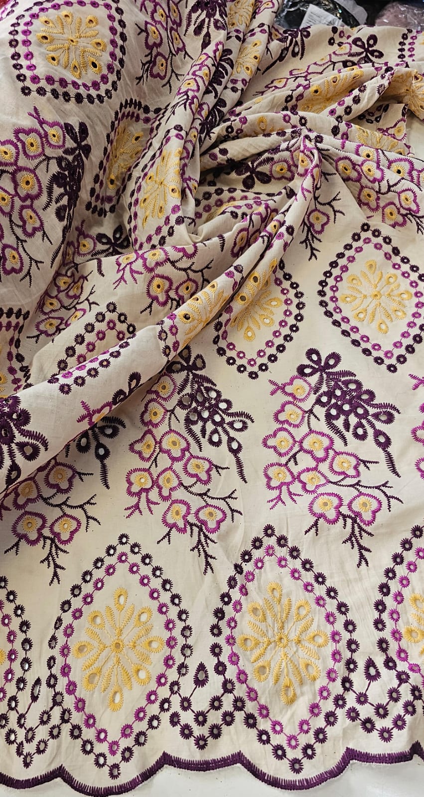 Layse Fundo Creme Bordada Marrakech Uva  - Comprimento 2,20 m x Largura 1,30 m