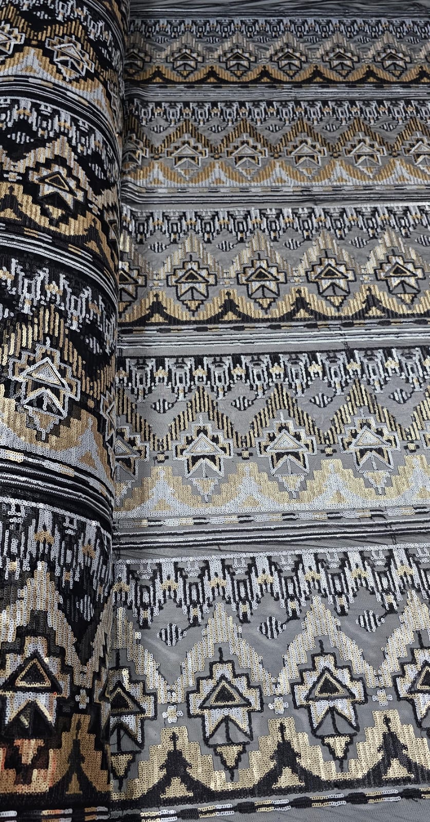 Tule com Paetê Bordado Étnico Dourado e Prata - Comprimento 2 m x Largura 1,35 m