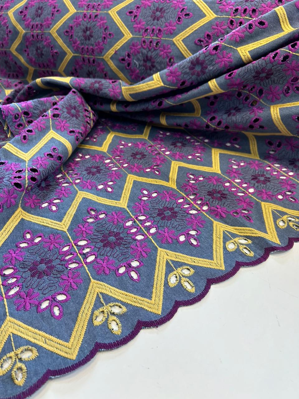 Layse Jeans Bordada Fucsia com Amarelo - Comprimento 4,,40 m x Largura 1,30 m 