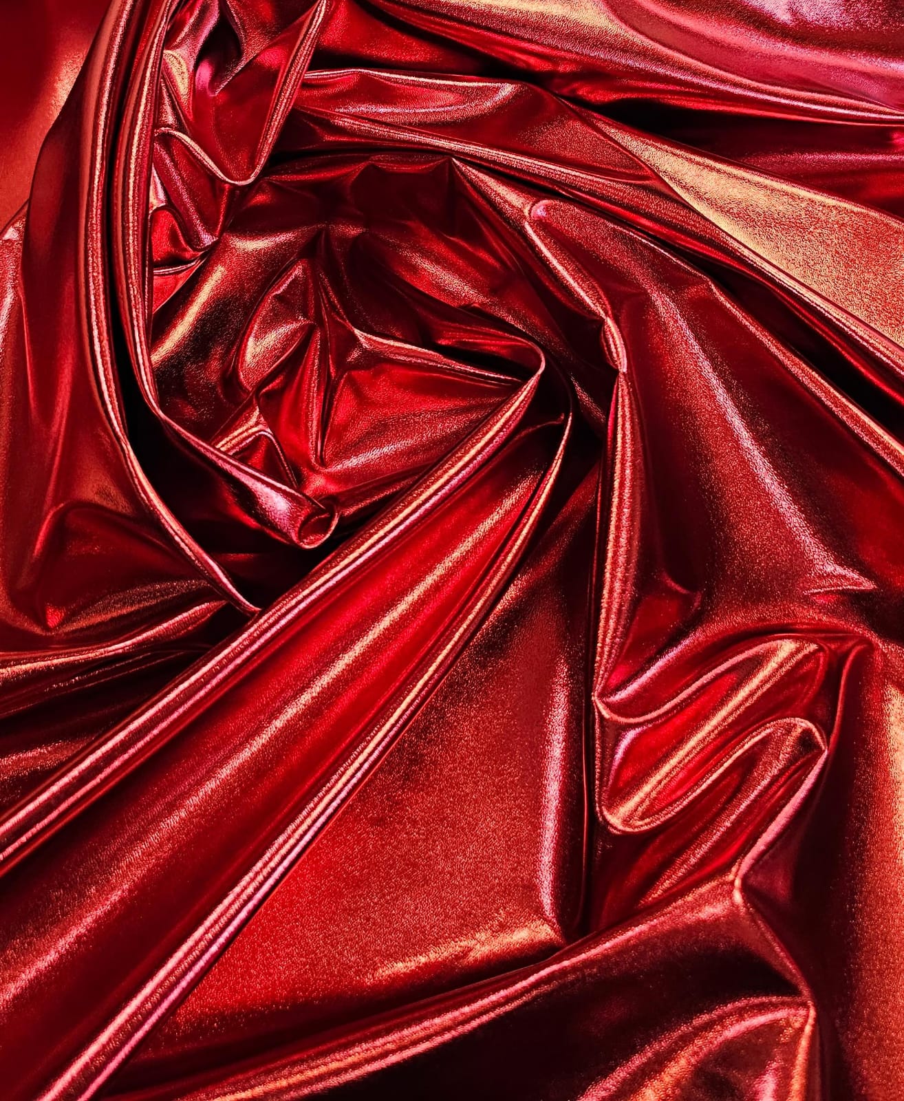 Couro Metálico Brilhante Vermelho AMASSADO - Comprimento 1 m x Largura 1,47 m 